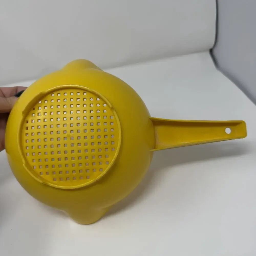 Vintage Tupperware #1200 Yellow 1 Quart Strainer Colander w/Handle Sturdy Strain